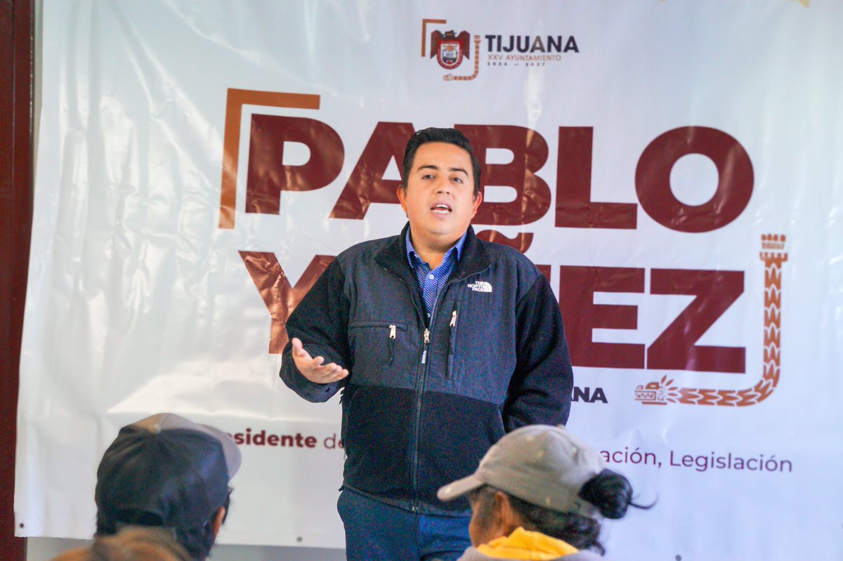 YanezPablo's tweet photo. Seguimos entregando cenas navideñas a las familias, hoy en la subdelegación Francisco Villa.

Este tipo de acciones forman parte del compromiso que tenemos en el Cabildo del presidente municipal, el profesor @BurguenoRuiz, para trabajar siempre en beneficio de nuestra gente. https://t.co/E9YCxod7R4