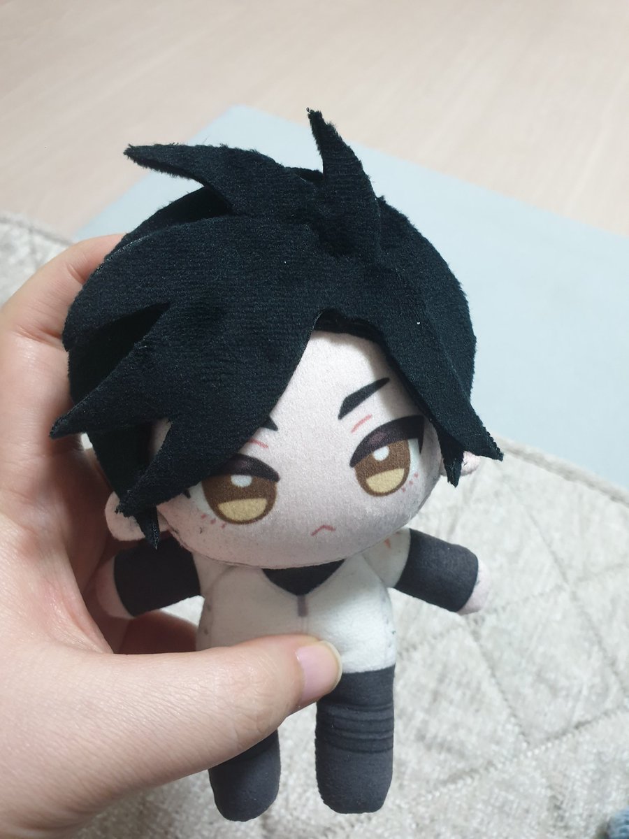 프린팅 인형 퀄도 좋고 단가도 사기적으로 싸서 추천함. 그냥 천 인쇄해주는 곳 찾아서 슥슥 그려서 넣으면 됨.(여기서 3000원 소비)

그리고 내 인건비로 직접 바느질한다.
결과 :