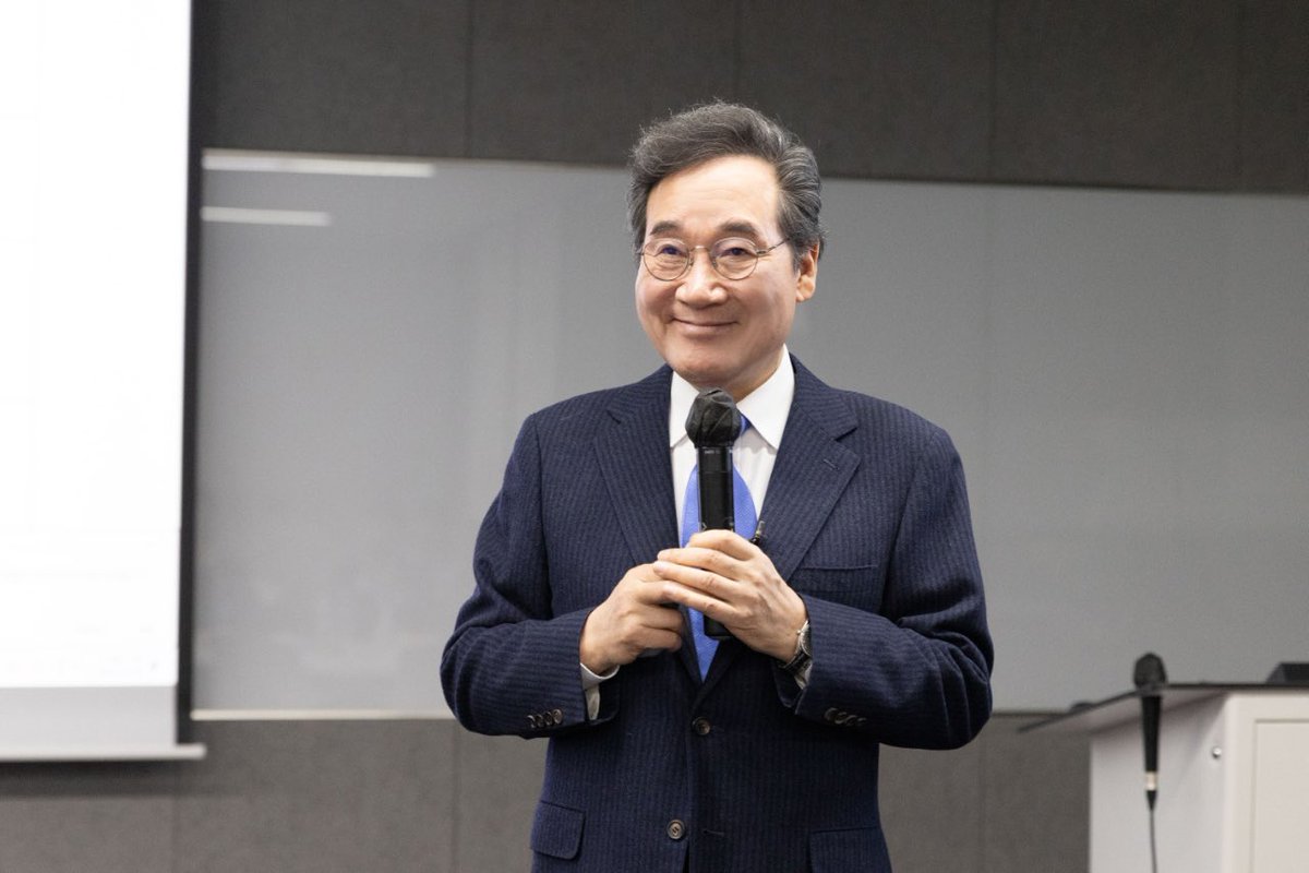 어제 19일 저녁 고려대 정경대학원에서 강연했습니다. 지금 대한민국이 직면한 복합위기를 진단하고 그 극복방안을 함께 고민했습니다. 저를 불러주신 구교준 정경대학원장님께 감사드립니다.

미친 비상계엄과 대통령 탄핵, 그리고 그 이후의 불확실한 전개. 미중 경쟁시대의 최전선에 놓인 한반도와