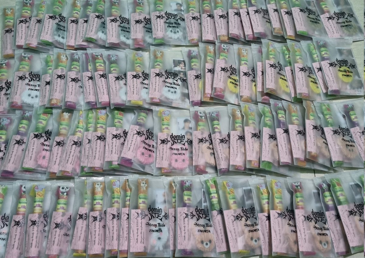Ges karna pinnya buatan tanganku sendiri, minta maaf banget kalo hasilnya gak bagus, gak rapih dan gak mirip😭🙏 
btw bantu abisin ya ges... ini jadinya banyak bgt..... pls... :"