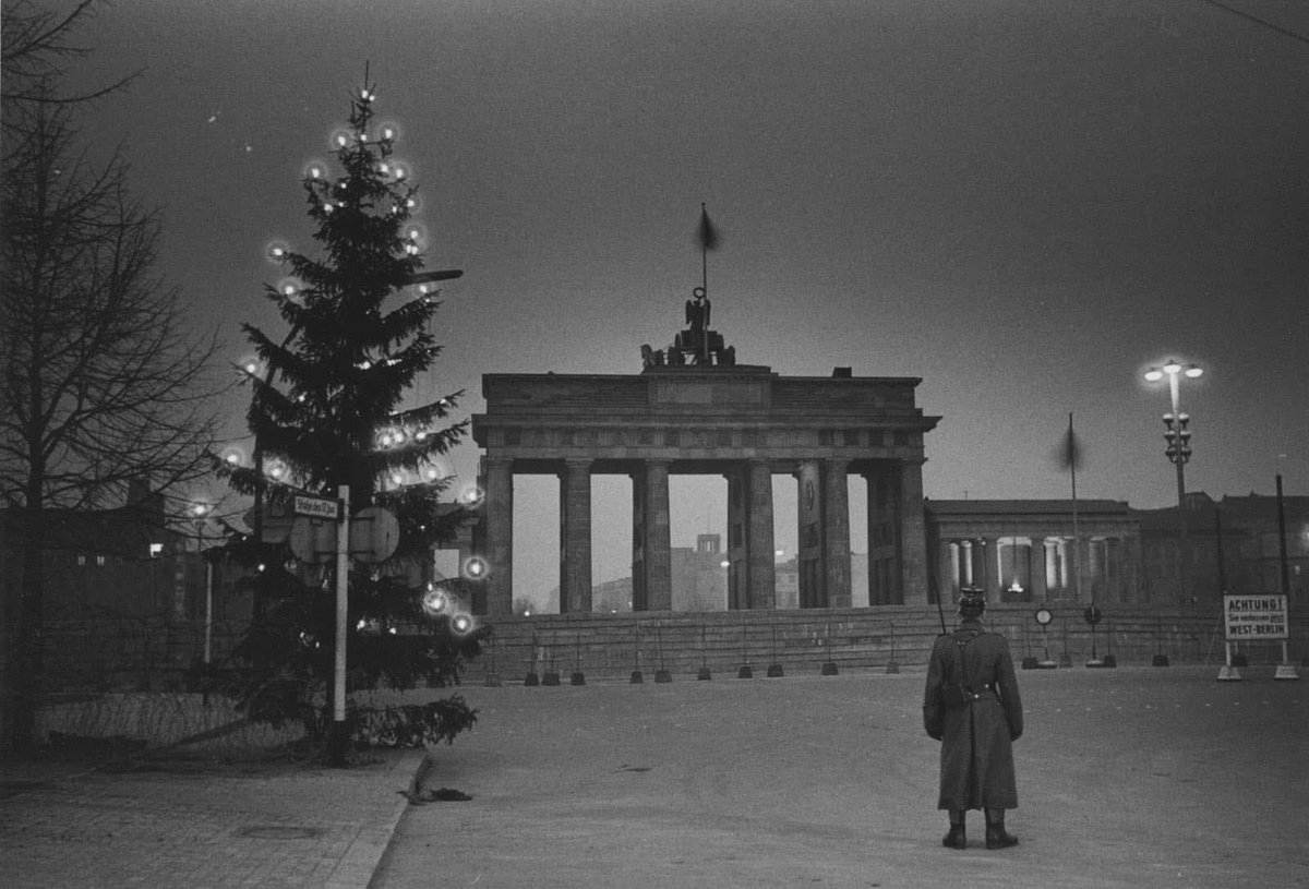 slowberlin's tweet photo. “Light at the Wall” - Christmas 1961 at the Brandenburg Gate (Photo: Polizeihistorische Sammlung des Polizeipräsidenten in Berlin) https://t.co/AjqfnR8XDn
