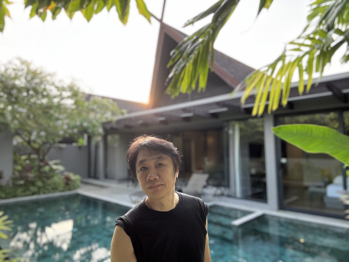 kitano007's tweet photo. ●「自分の強み」を発見する最大の方法を発見した。
ㅤ
多くの人が「自分の強みが分からない」
「自分の強みを知りたい」
「自分の強みを活かした仕事、
生き方をしたい。」etc…と思っている。
ㅤ
実際、そんな相談を受けることも多い。
ㅤ
で、今日は「自分の強みを見つける」
というテーマで書いていきたい。
ㅤ
ここ最近、
ㅤ
「この5年間ぐらいの間で
一番は働いているんじゃないか？」
ㅤ
と思うぐらい行動している。
ㅤ
半年前に「令和版 陰陽師養成講座」の
プロジェクトが始まった際、
「宿命鑑定」を受けて、
ㅤ
「北野さんの人生のピークは
84歳から94歳の間ですよ。」
ㅤ
という鑑定結果をもらった。
ㅤ
それまで「65歳ぐらいで引退かな…」と
考えていたが、新たな視点を得て、
俄然やる気が湧いてきた。
ㅤ
「今から新しいことを始めても、
その“新しいこと”で十分にピークを
迎えることができる。
それがもしかしてライフワークに
なるのでは？」
ㅤ
と思ったからだ。
ㅤ
なので、この半年、猛然と働いている。
この1−2ヶ月でさらに加速している。
（とはいえバリに行ったり、
先日もプーケットに行ってしっかりと
遊び、リフレッシュしているが）
ㅤ
それで、この経験を通じて、
「自分の強み」について改めて
考える機会を持った
ㅤ
最近��多くの方と会い、様々な案件開発
を行う中で、再び発見したことがある。

それは、
ㅤ
「この素晴らしいコンテンツを
どう世の中に広めるか？」
ㅤ
「ビジネスモデルをどう構築するか」
ㅤ
「コンセプトは？」……
ㅤ
そこを考える時、
「めちゃくちゃ楽しんでいる自分」がいる。
ㅤ
���ちろん、生みの苦しみはあるのだが、
いいプランが出来た時はめちゃくちゃ
気持ちがいい。

中毒症状が出てくる笑
（いわゆるワーカホリックというやつか苦笑）

で、思ったわけ、

「あっ、ここが自分の強みだ」と。

ここに集中出来ていると仕事は楽しいし、
成果も最大化出来る。

世の中には「ウェルスダイナミクス」や
「ストレングスファインダー」といった
有用な自己分析ツールがたくさんある。
ㅤ
しかし、それらはあくまで補助的なもの。
ㅤ
自分の強みを理解するためには、
実際に行動して、何が楽しく、何が成果に
繋がるかを体感することが必要だ。
ㅤ
自分の強みがわからない、
と感じている人こそ、まずは「行動」
してみるべきである。
ㅤ
興味を持ったこと、面白いと感じることに
どんどんチャレンジして���しい。
ㅤ
そうすることで、自分の得意分野や
情熱を注げる分野が少しずつ
見えてくるはずだ。
ㅤ
自己分析も重要だが、何よりも大切なのは
行動を起こしていくこと。
ㅤ
その行動の中で得られた経験＆体感が、
自分の強みを明確にしていく。
ㅤ
皆さんもぜひ、行動を通じて
「自分の強み」を発見してほしい。