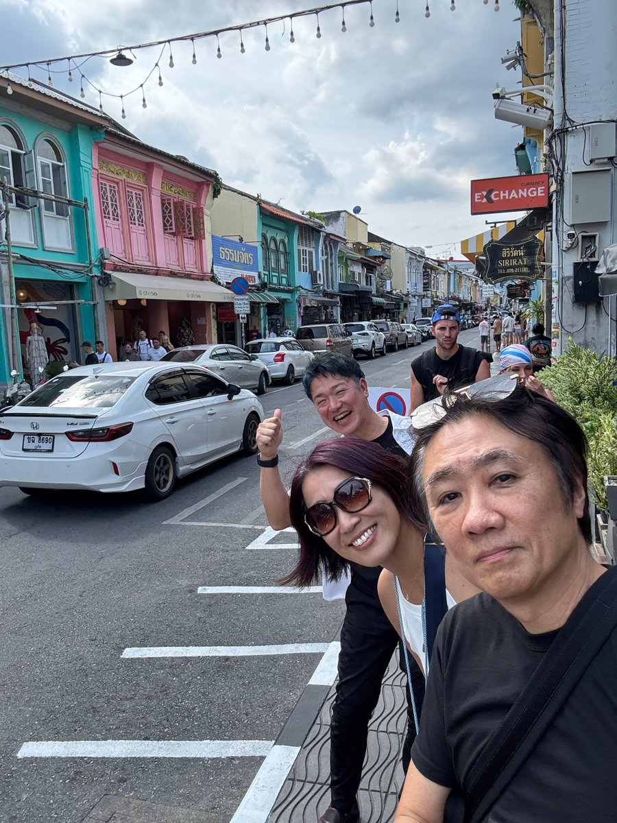 kitano007's tweet photo. ●「自分の強み」を発見する最大の方法を発見した。
ㅤ
多くの人が「自分の強みが分からない」
「自分の強みを知りたい」
「自分の強みを活かした仕事、
生き方をしたい。」etc…と思っている。
ㅤ
実際、そんな相談を受けることも多い。
ㅤ
で、今日は「自分の強みを見つける」
というテーマで書いていきたい。
ㅤ
ここ最近、
ㅤ
「この5年間ぐらいの間で
一番は働いているんじゃないか？」
ㅤ
と思うぐらい行動している。
ㅤ
半年前に「令和版 陰陽師養成講座」の
プロジェクトが始まった際、
「宿命鑑定」を受けて、
ㅤ
「北野さんの人生のピークは
84歳から94歳の間ですよ。」
ㅤ
という鑑定結果をもらった。
ㅤ
それまで「65歳ぐらいで引退かな…」と
考えていたが、新たな視点を得て、
俄然やる気が湧いてきた。
ㅤ
「今から新しいことを始めても、
その“新しいこと”で十分にピークを
迎えることができる。
それがもしかしてライフワークに
なるのでは？」
ㅤ
と思ったからだ。
ㅤ
なので、この半年、猛然と働いている。
この1−2ヶ月でさらに加速している。
（とはいえバリに行ったり、
先日もプーケットに行ってしっかりと
遊び、リフレッシュしているが）
ㅤ
それで、この経験を通じて、
「自分の強み」について改めて
考える機会を持った
ㅤ
最近��多くの方と会い、様々な案件開発
を行う中で、再び発見したことがある。

それは、
ㅤ
「この素晴らしいコンテンツを
どう世の中に広めるか？」
ㅤ
「ビジネスモデルをどう構築するか」
ㅤ
「コンセプトは？」……
ㅤ
そこを考える時、
「めちゃくちゃ楽しんでいる自分」がいる。
ㅤ
���ちろん、生みの苦しみはあるのだが、
いいプランが出来た時はめちゃくちゃ
気持ちがいい。

中毒症状が出てくる笑
（いわゆるワーカホリックというやつか苦笑）

で、思ったわけ、

「あっ、ここが自分の強みだ」と。

ここに集中出来ていると仕事は楽しいし、
成果も最大化出来る。

世の中には「ウェルスダイナミクス」や
「ストレングスファインダー」といった
有用な自己分析ツールがたくさんある。
ㅤ
しかし、それらはあくまで補助的なもの。
ㅤ
自分の強みを理解するためには、
実際に行動して、何が楽しく、何が成果に
繋がるかを体感することが必要だ。
ㅤ
自分の強みがわからない、
と感じている人こそ、まずは「行動」
してみるべきである。
ㅤ
興味を持ったこと、面白いと感じることに
どんどんチャレンジして���しい。
ㅤ
そうすることで、自分の得意分野や
情熱を注げる分野が少しずつ
見えてくるはずだ。
ㅤ
自己分析も重要だが、何よりも大切なのは
行動を起こしていくこと。
ㅤ
その行動の中で得られた経験＆体感が、
自分の強みを明確にしていく。
ㅤ
皆さんもぜひ、行動を通じて
「自分の強み」を発見してほしい。