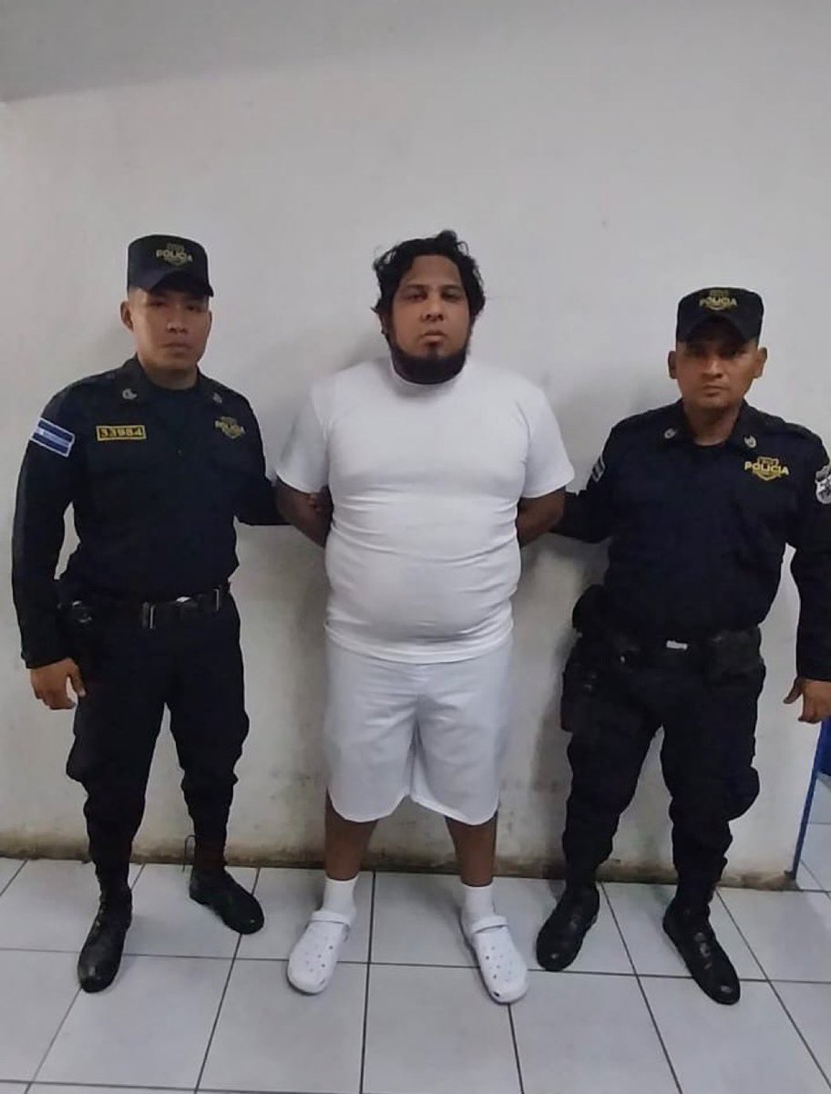 UHN_Plus's tweet photo. 🇸🇻 | LO ÚLTIMO

La policía en El Salvador arrestó a un hombre acusado de violencia familiar tras ser identificado en videos que generaron indignación en redes sociales. Enfrentará cargos por agredir a su hijo y pareja. https://t.co/GqcGPgGl43