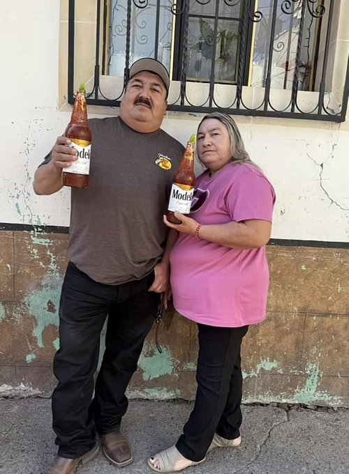 100LACALLE's tweet photo. Ya me vi en diciembre con mi mailob🥰🍻 https://t.co/GXdV7bedkR