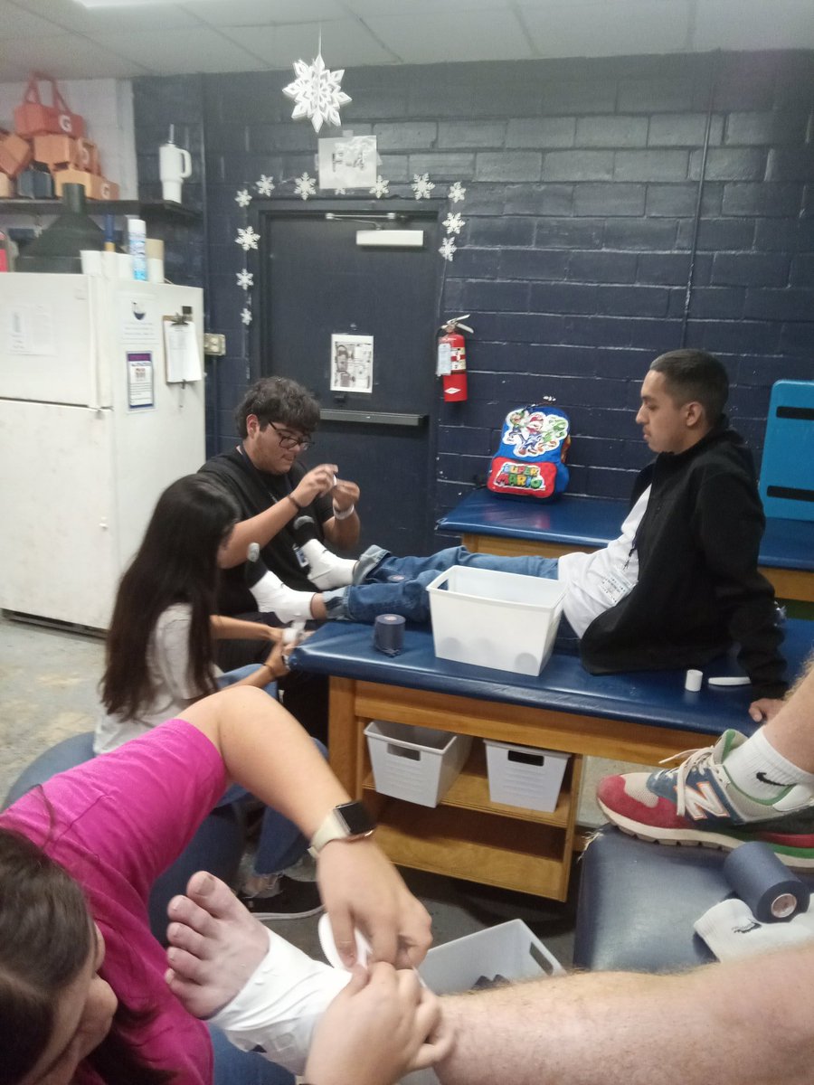 HondoSportsMed's tweet image. Sports Medicine 3 students putting in work! Getting tested over Ankle Taping!
#thatsawrap
@hondoisd1 @HondoAthletics @HondoSportsMed