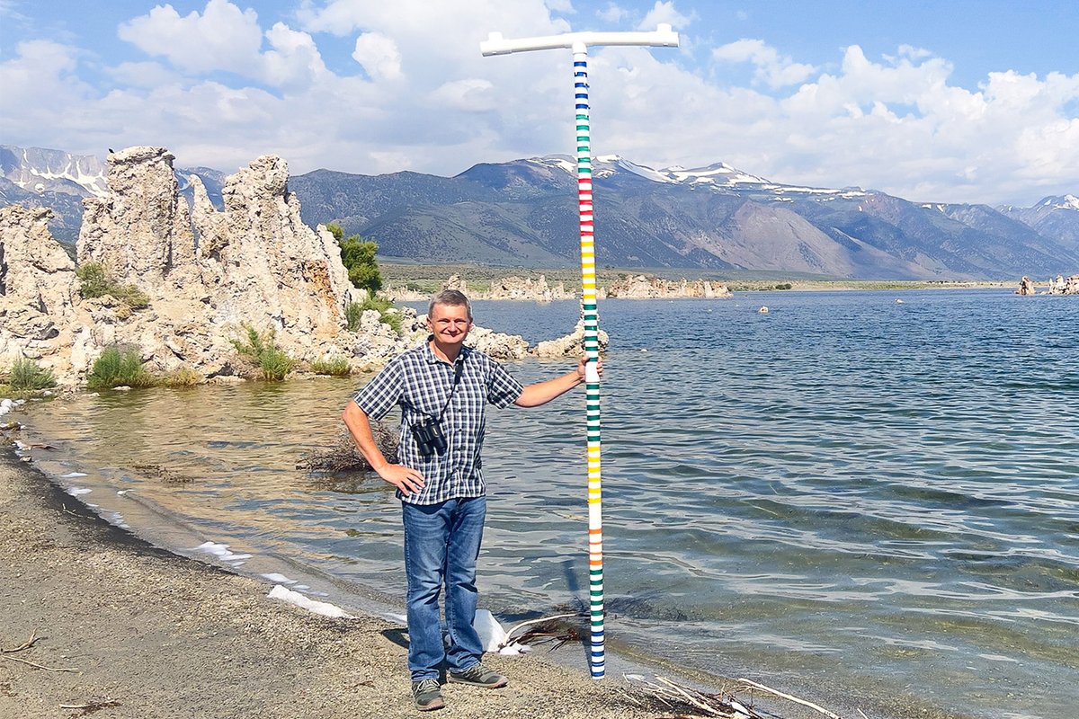 Mono Lake still needs saving. The lake's surface should have reached the level shown by the top of this pole ten years ago but continued stream diversions by DWP have kept the lake too low. Read more at the Desert Report: desertreport.org/mono-lake-stil… 📷 by Santiago M. Escruceria
