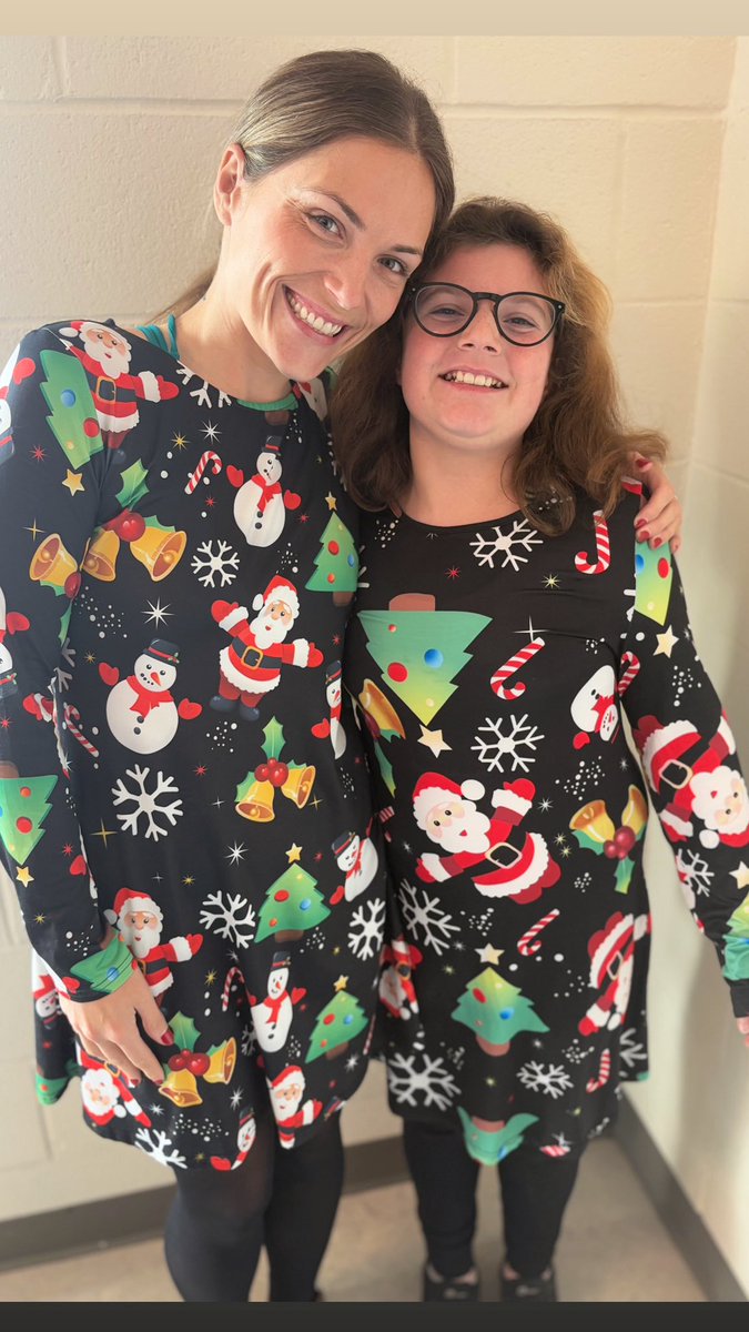 👀🔔 #twinning on Christmas colours day! <a href="/eastpointelem/">East Point Elem</a>