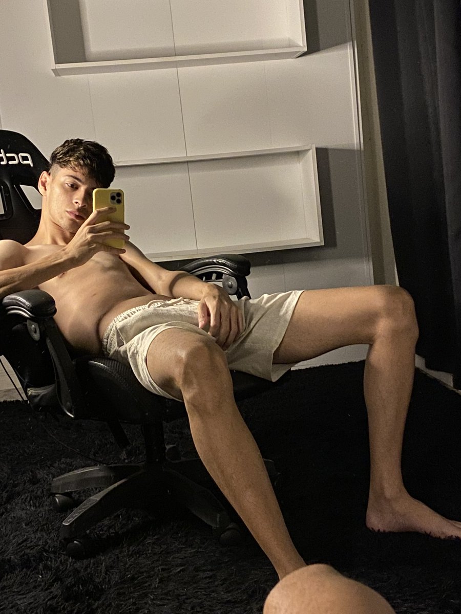 Carlosfeets's tweet photo. https://t.co/ZLFfHEljXh