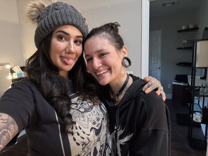 2 pic. I beat up @lunalovelyx till she cried ❤️ https://t.co/0ZiZjdlqpv