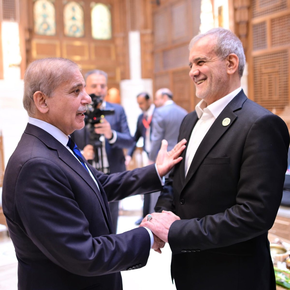 youthdiploforum's tweet photo. Prime Minister Muhammad #ShehbazSharif meets the President of Iran, H.E. #MasoudPezeshkian on the sidelines of 11th #D8Summit in #Cairo.
🇵🇰🤝🇮🇷
#PMShehbazInEgypt
#PMShehbazAttendsD8Summit https://t.co/mHZtgOldRo