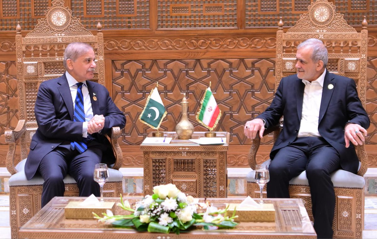 youthdiploforum's tweet photo. Prime Minister Muhammad #ShehbazSharif meets the President of Iran, H.E. #MasoudPezeshkian on the sidelines of 11th #D8Summit in #Cairo.
🇵🇰🤝🇮🇷
#PMShehbazInEgypt
#PMShehbazAttendsD8Summit https://t.co/mHZtgOldRo