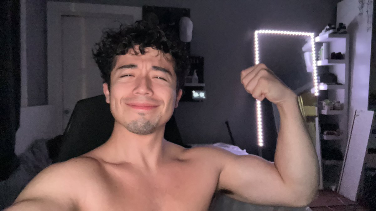 Ccubby17's tweet photo. 2nd pic was me struggling trying to to flex cause I’m sore https://t.co/uz4kcwzcQu
