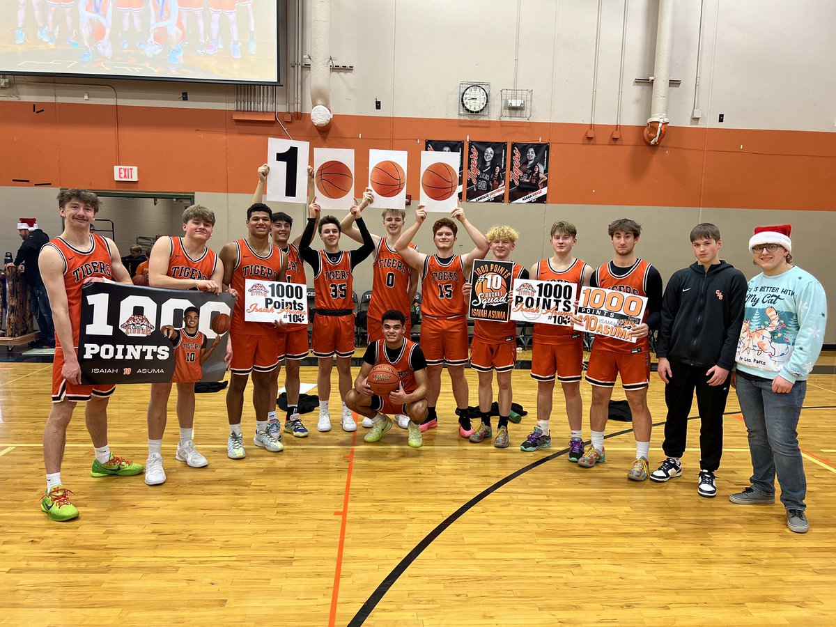 1000 points tonight for sophomore Isaiah Asuma!
Kid keeps leveling up and putting in the work to evolve his game. 
Just the start! Congrats Zay