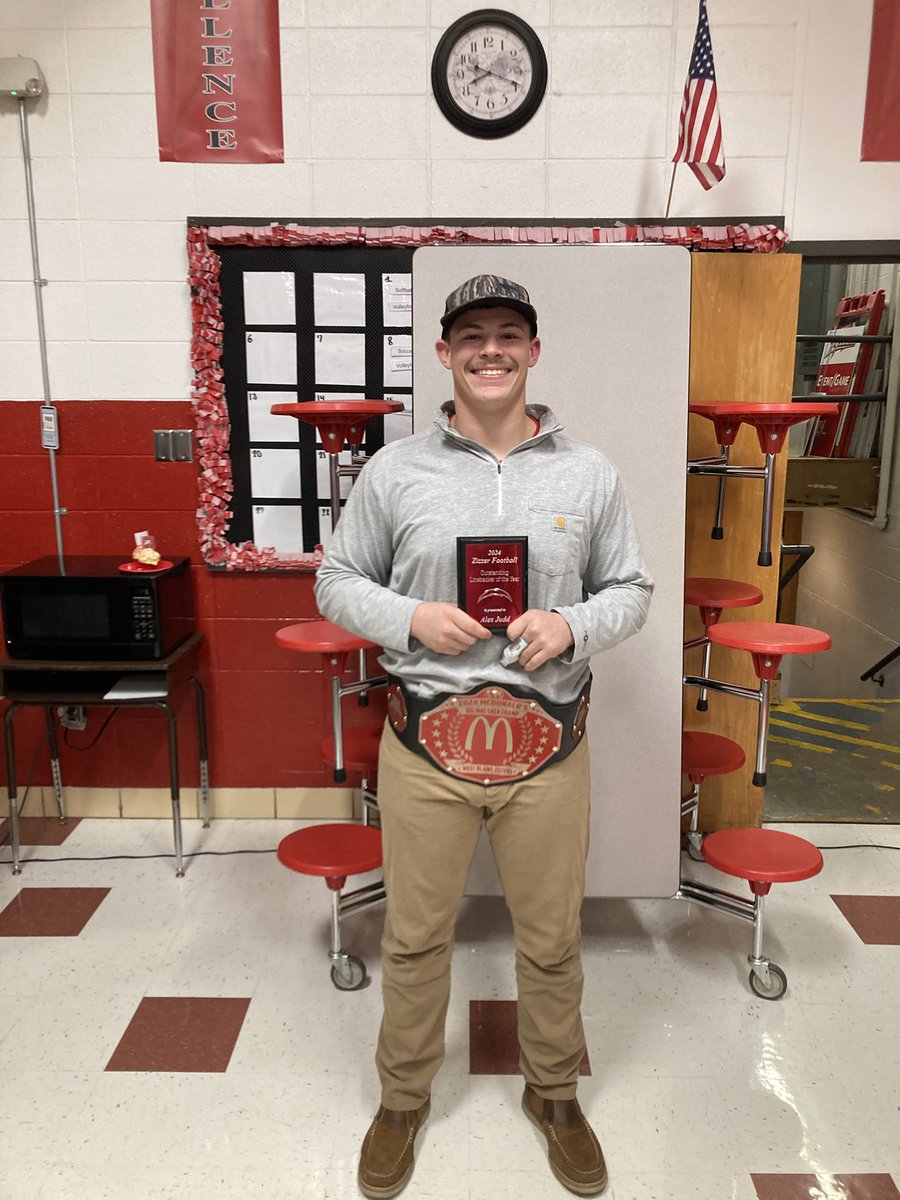 Alex Judd with his Most Tackles award and his Outstanding Linebacker award! ☠️🏴‍☠️⚡️🏈💪🏼