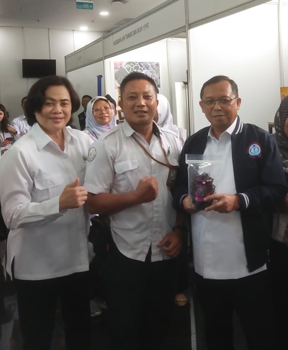 irwan_ibr's tweet photo. Senin (16/12/2024), Irwan_Ibr, Luhkan Maluku Tengah, Mengikuti Rapat Koordinasi Nasional Penyuluhan Perikanan Tahun 2024 di Jakarta "Sinergitas Pusat dan daerah mendukung Taransformasi Penyuluhan kelautan dan Perikanan" .   
#GiatLuhkanSatminkalAmbon 
#luhlapor
@bp3ambon https://t.co/L7YGQOFmLz