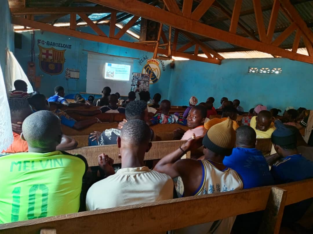 L'équipe #StopAtene de <a href="/RadioNdekeLuka/">Radio Ndeke Luka</a> , avec l'appui de 🇪🇺,  a sensibilisé les populations de Sékia et Kapou 🇨🇫 aux dangers des rumeurs et de la désinformation. 🎯Objectifs : développer l’esprit critique des communautés et prévenir les tensions.
<a href="/EU_FPI/">EU Service for Foreign Policy Instruments 🌐</a> <a href="/UEenRCA/">UE en Centrafrique</a> <a href="/FondHirondelle/">Fondation Hirondelle</a>