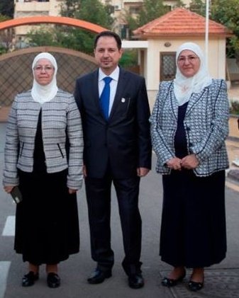 Policy45's tweet photo. ندى الغبرة ولما الصواف تُعدان من أبرز شركاء النظام في الإخفاء القسري لأطفال المعتقلات. نطالب إدارة العمليات العسكرية بفتح تحقيق عاجل وشامل لمحاسبتهما وكشف مصير هؤلاء الأطفال. يُذكر أن ندى الغبرة تُعتبر شريكة لأسماء الأسد في الجرائم المنظمة، بما في ذلك تبييض الأموال وتهريبها إلى الخارج عبر جمعية "آمال". كما أنها أنشأت "دار مجمع الحياة للأيتام"، الذي كان في الواقع واجهة لإخفاء أطفال المعتقلين وارتكاب انتهاكات مروعة بحقهم.
@hasanabdalgany
@moi_syria
@SyriangSG