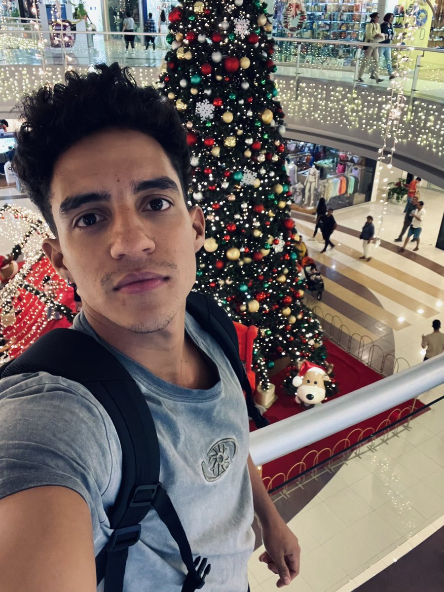 I'm going to spend Christmas without a boyfriend, who wants to be my boyfriend! 😊😊😊