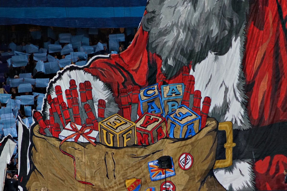 À primeira vista é só um tifo natalício, mas os adeptos do Djurgården deixaram duas mensagens subliminares.