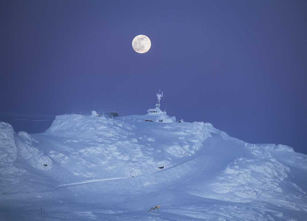 davidlmccolm's tweet photo. It was pretty wondrous to catch the full moon as it rose over a frozen Whistler Mountain #onlyinwhistler #helicopter #notrecent https://t.co/by7pUYauyJ