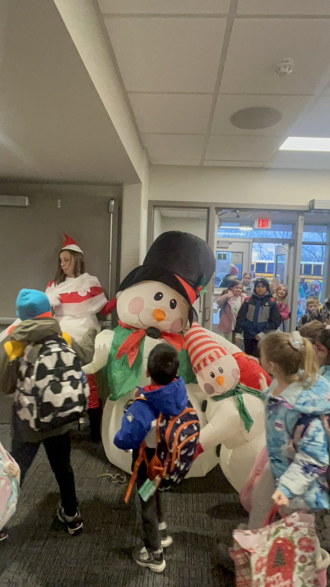 Stadium Drive Elementary (@stadiumdrivelo) on Twitter photo <a href="/StadiumDriveLO/">Stadium Drive Elementary</a> Snowman Day and All School Sing Along did not disappoint ☃️❄️⛄️ <a href="/StadiumDriveLO/">Stadium Drive Elementary</a> Snowman Day and All School Sing Along did not disappoint ☃️❄️⛄️