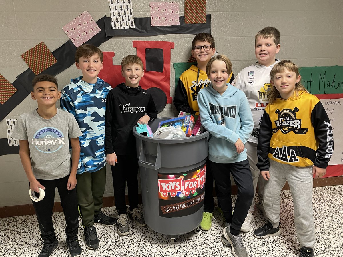 DonlinSTEM's tweet image. And can’t forget the @ByronMSBears crew from 3.2 Genius Hour who designed the other half of the winter hallway and successfully managed a Toys for Tots Collection!
