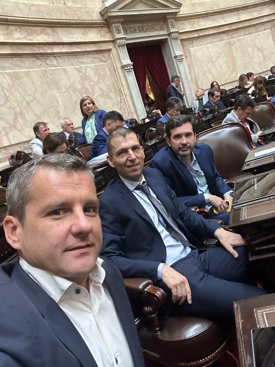 Lousteau: ¿vas a echar a todos los que no son golpistas? 
Hoy nos quiere expulsar el 'papá de la 125'; el que cuando tuvo lapicera (la única vez que la tuvo) casi funde al sector más productivo de este país; el que levantó la mano para subirse el sueldo.
 
El linchamiento te va a