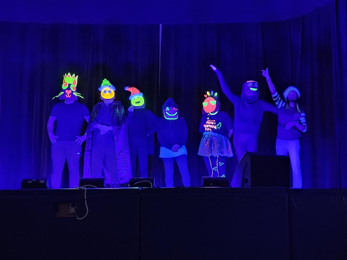 PriyankaDPrasad's tweet photo. A glimpse of all the fun with Spirit Days, Annual Sing-a-long, to classroom grinch slime and gingerbread houses. Not to mention..after their recent attendance at the Sing-a-long 5B created their own rendition of "Last Christmas", 'Gen-Alpha' version.@TribuneDrive https://t.co/FQHsecjVOb