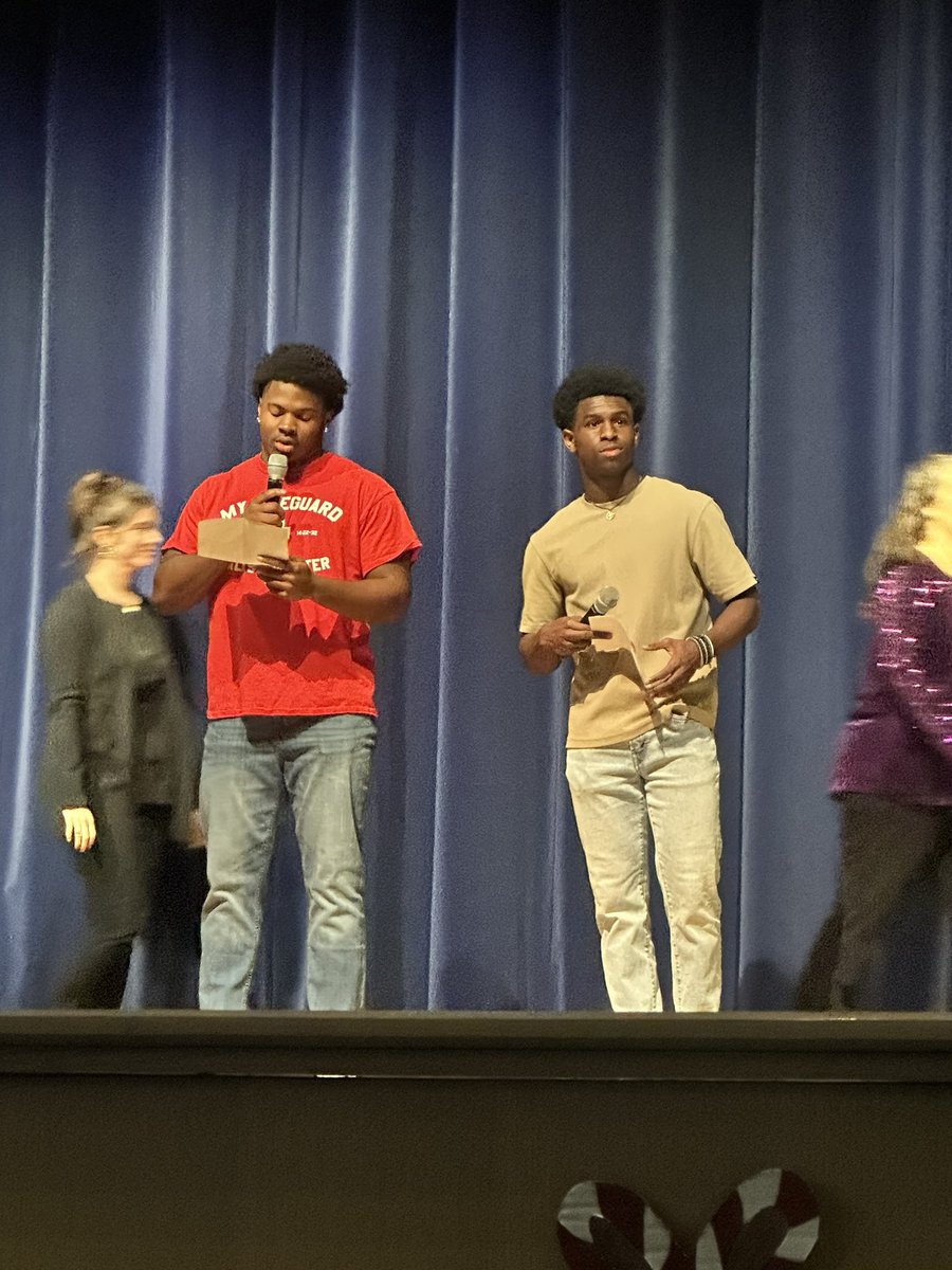 Two Absolute Studs Reppin Our School Tonight that had the opportunity to introduce our Fine Arts Showcase <a href="/EHSFrisco/">Emerson High School</a>