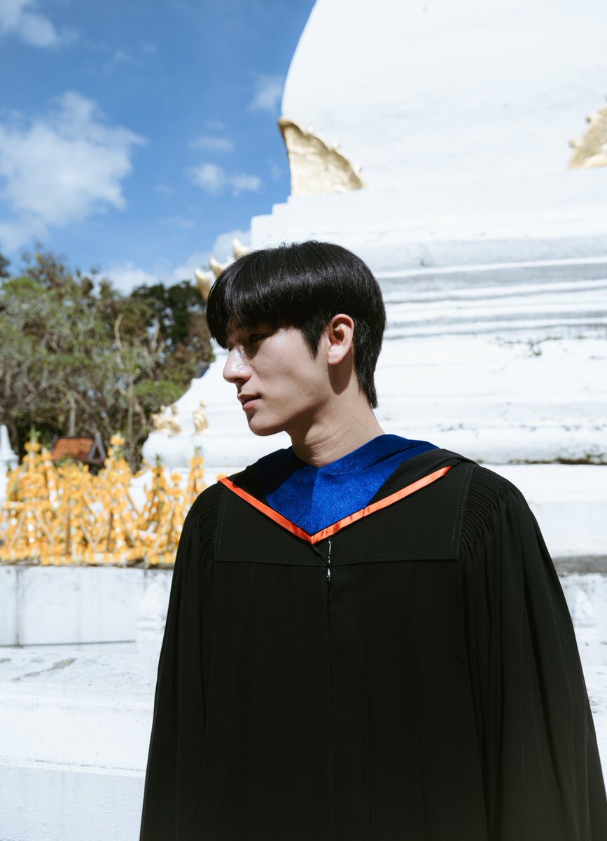 Congratulations Moslhong 🎉🎊🎓
ยินดีกับการสำเร็จการศึกษาน่า“บัณฑิตป้ายแดง”คนเก่ง ❤️

MOSLHONG GRADUATED 

#MoslhongGraduationDay
#Moslhong