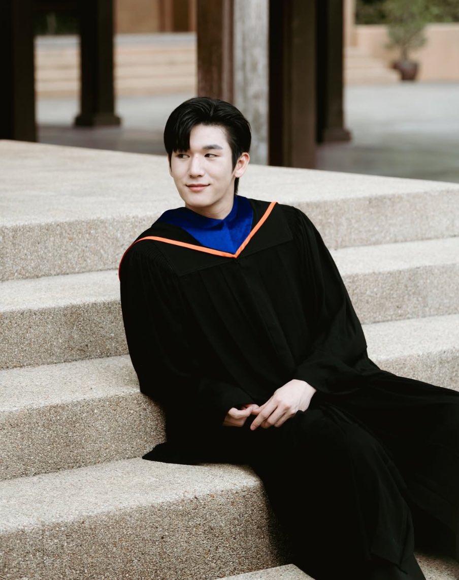 riw_riw08's tweet photo. Congratulations Moslhong 🎉🎊🎓
ยินดีกับการสำเร็จการศึกษาน่า“บัณฑิตป้ายแดง”คนเก่ง ❤️

MOSLHONG GRADUATED 

#MoslhongGraduationDay
#Moslhong https://t.co/ToFnZhnEeI