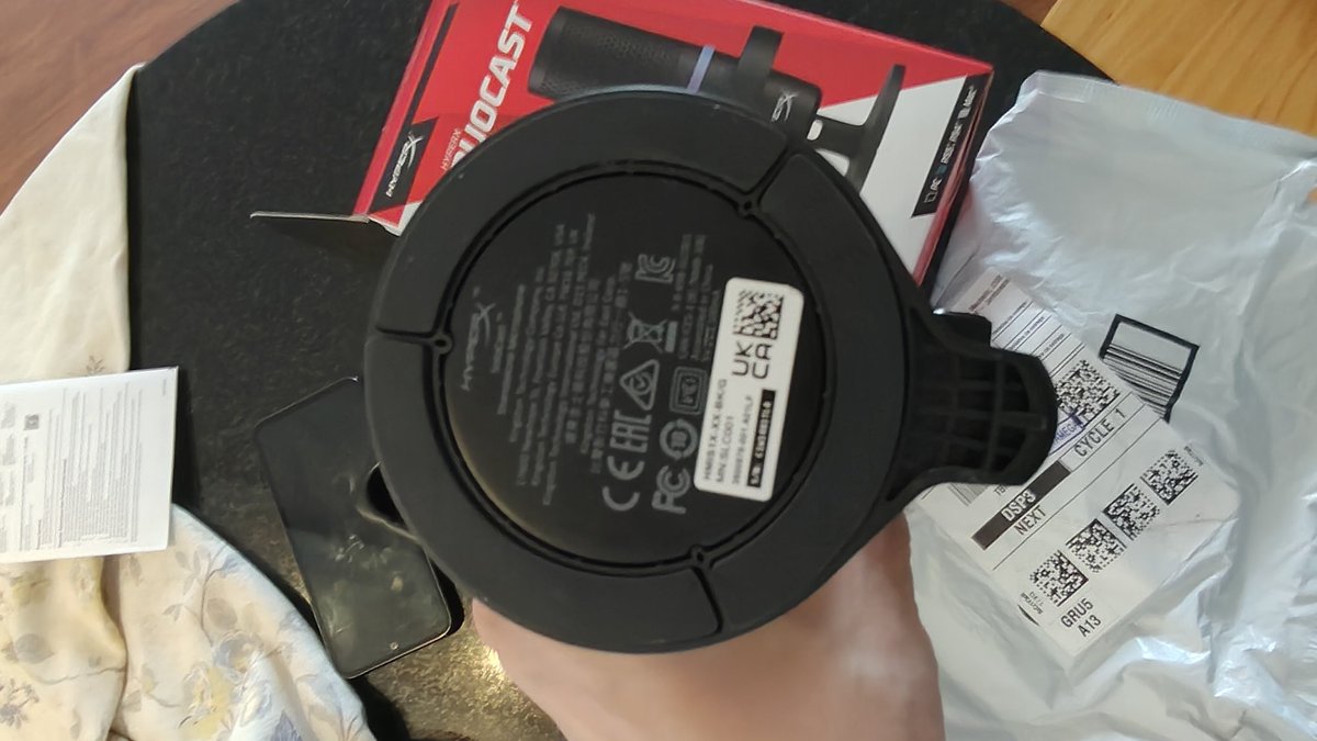 ricardoarrays's tweet photo. Imagina você comprar um microfone #duocast na @amazonbrasil pagar mais, pra receber mais rápido (vendido e entregue pela #amazon) e receber um #solocast - metade do preço - na caixa do mais caro (com defeito e refurbished).
Vejam as respostas da @amazonbrasil e @HyperX ... https://t.co/DiOULibc6R