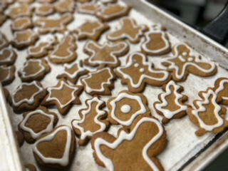 AgeCareCanada's tweet image. Christmas spirit is in full swing at AgeCare Queen’s Garden (Hamilton, ON)! 🍪✨ Pictured are our residents enjoying a festive baking session earlier this month. ❤️

#longtermcarehome #agecareculture #holidaybaking