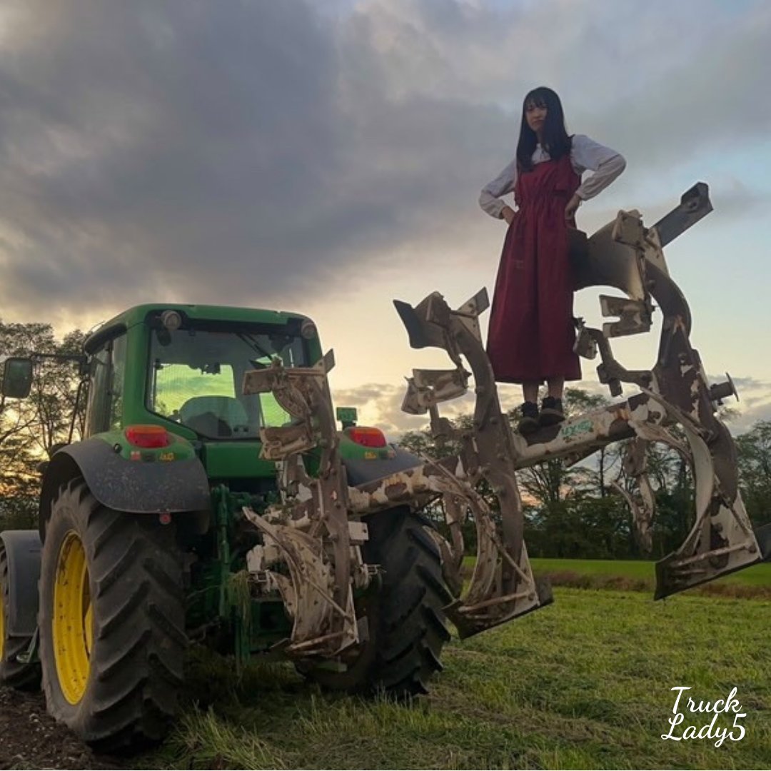 Lady5_'s tweet photo. 今日も輝くTruck Ladyをご紹介！

🙋‍♀️ さおりさん
🚚トラクター運転手
📺Youtube - 土くれプリンセス

◈ MESSAGE↓↓
https://t.co/9CcnfWJQXW

___ 𝓣𝓇𝓊𝒸𝓀 𝓛𝒶𝒹𝓎 Ƽ __  
 #トラック運転手 #トラクター運転手 #トラック運転手女子 #トラガール #lady5 #レディーゴー #女性運転手 https://t.co/nxJnIEo3R4