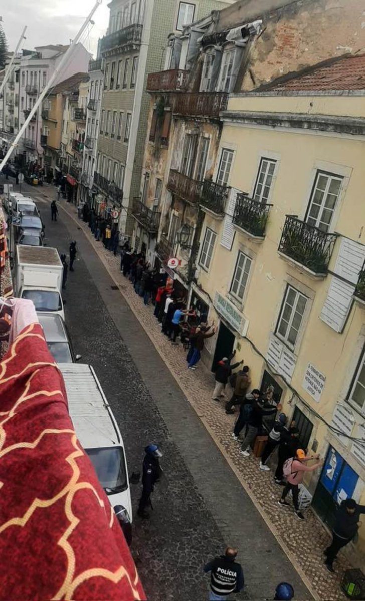 Os meus pais foram imigrantes. Não sabiam falar francês. Não tinham qualificações. Foram para um país com bastante racismo e xenofobia. Nunca foram mal tratados. Quem fala por estas pessoas? Quem as defenda! A batalha agora é pela decência