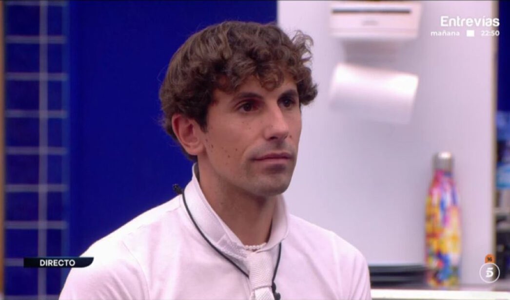 Voy a opinar, dos puntos.

Este señor perdió su edición siendo el gran favorito desde el principio por una sola razón: haberle dado poder al grupito que le acosaba y por el que lo empezamos a apoyar.

Y por dejar de lado a sus amigas cuando empezaron a atacarlas a ellas.
#GHFinal