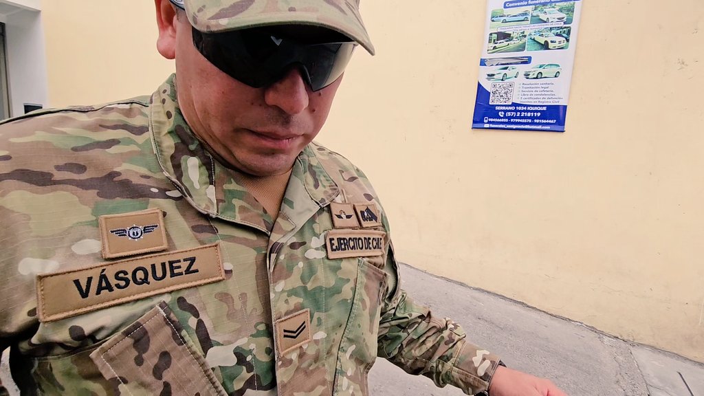 hansgotterbarm's tweet photo. AHORA🔴 Miguel Arturo Vásquez Hernández es el cabo 1° de la Segunda Brigada Acorazada "Cazadores" del @Ejercito_Chile, que hoy me agredió, intentando impedir la entrevista de @Cooperativa al papá del subteniente Matías Fuentes en #Iquique #Tarapacá #PozoAlmonte https://t.co/dTeEeAhpl1