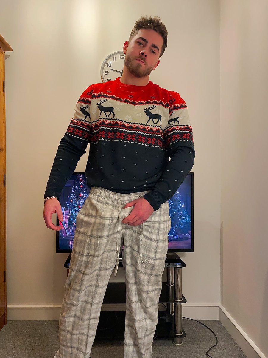 DeletablePurple's tweet photo. Christmas Day vs Christmas Night 😈 https://t.co/cBlpBIpwkG