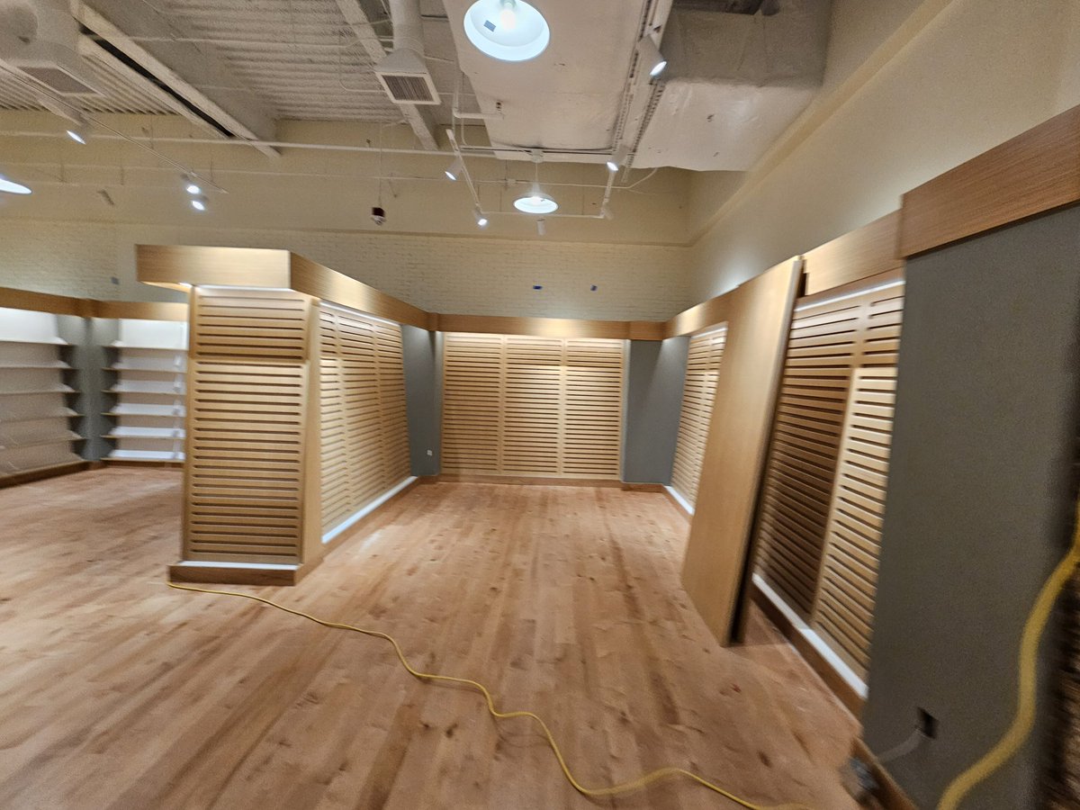 bnbellevuesq's tweet photo. Exciting news for book lovers! 📚 A new Barnes &amp; Noble is under construction and almost finished at Bellevue Square, bringing your favorite books, gifts, and more to the Eastside! Stay tuned for updates. 🛠️✨

@seattletimes @KIRO7Seattle @komonews @KING5Seattle @MyNorthwest https://t.co/EegXnt01Hy