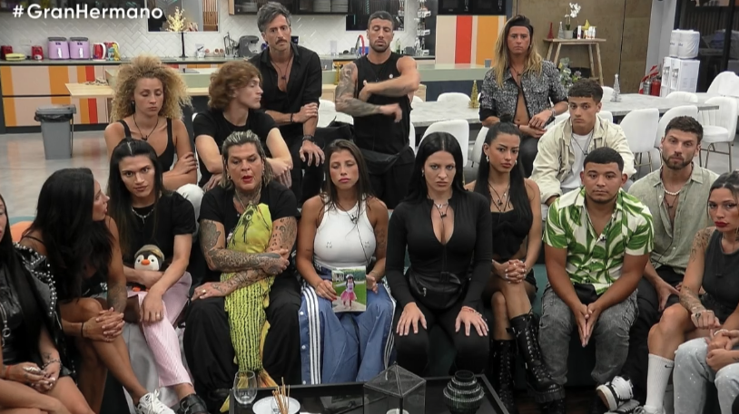 eeemiliano's tweet photo. me fascina que estén tan picados en el vivo el sueño de del moro el año pasado
#GranHermano https://t.co/QHPLy6T9Ga