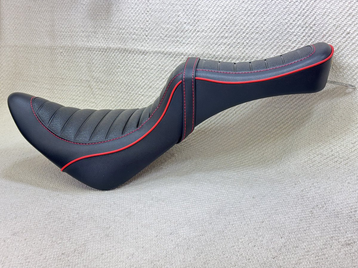 KandH_seat's tweet photo. Harley-Davidson ‘18〜 #ソフテイル 用キング&クイーン のセミオーダーのご紹介です。
パイピングをシグナルレッド、ステッチをピュアレッドに変更されています。
鮮やかな赤のパイピングとステッチがシートのシルエットを引き立てています。
#FXBB
#FXBBS
#FXST
#FLSL
#FLDE
#FLHC
にも装着可能です。
スタッフH