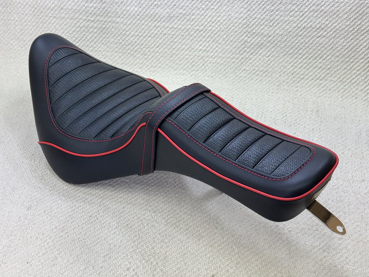 KandH_seat's tweet photo. Harley-Davidson ‘18〜 #ソフテイル 用キング&クイーン のセミオーダーのご紹介です。
パイピングをシグナルレッド、ステッチをピュアレッドに変更されています。
鮮やかな赤のパイピングとステッチがシートのシルエットを引き立てています。
#FXBB
#FXBBS
#FXST
#FLSL
#FLDE
#FLHC
にも装着可能です。
スタッフH