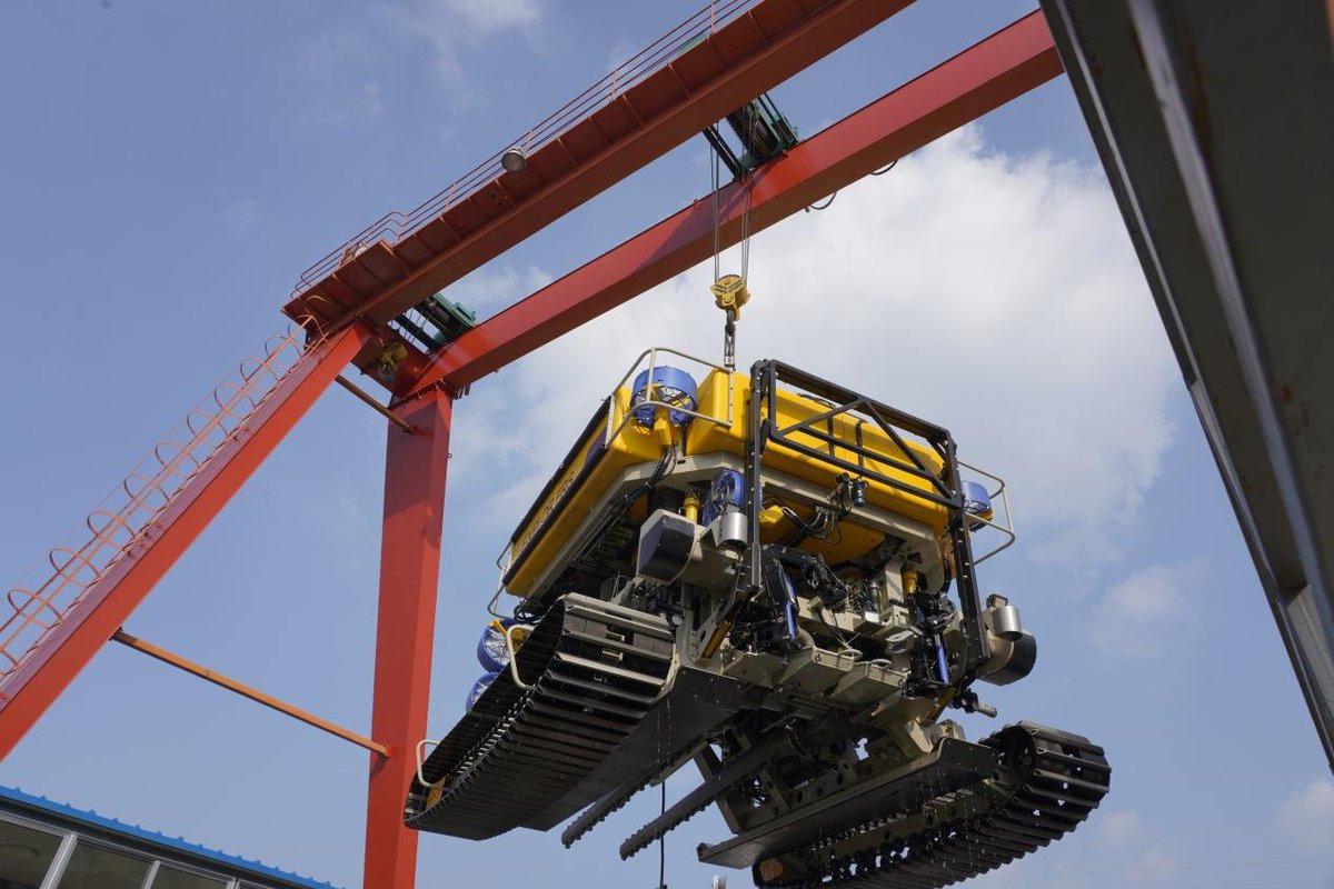 ChinaScience's tweet photo. China's first underwater #robot capable of laying 1 km of cable per hour recently completed testing. With domestically made key components, the robot is set to overcome challenges in subsea cable installation as the country experiences rapid development in offshore renewable energy generation.