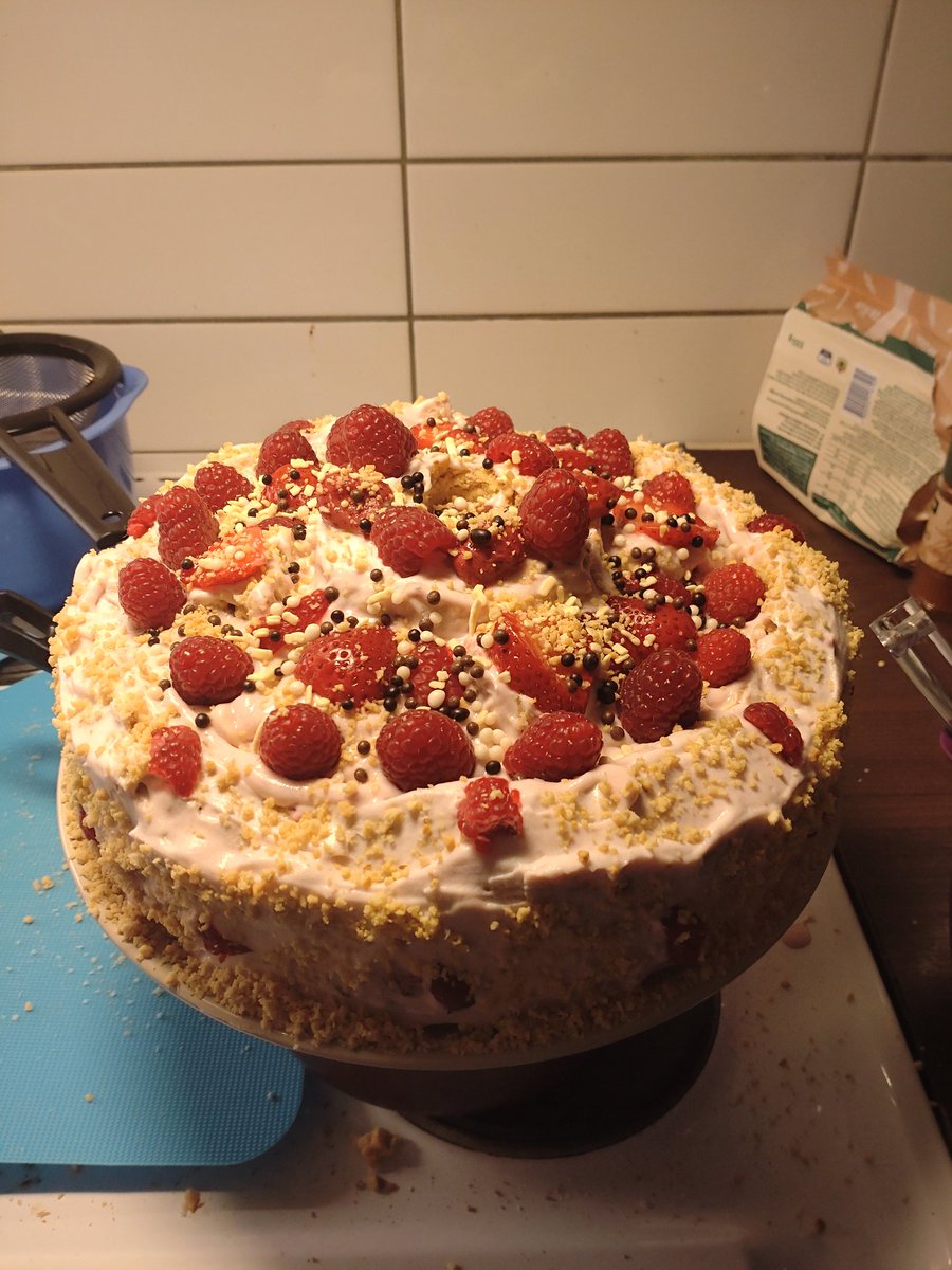 FunWithPans's tweet photo. My home made birthday cake 🎁

Peanutbutter cream, chocolate pudding, strawberry Jam.. in the three layers. Covered with raspberry mousse, decorated with strawberrys, raspberry, white and dark chocolate marbles, peanut crumble
#birthaycake #homemadecake #cake #funbakingcake https://t.co/AHppMJrYsm