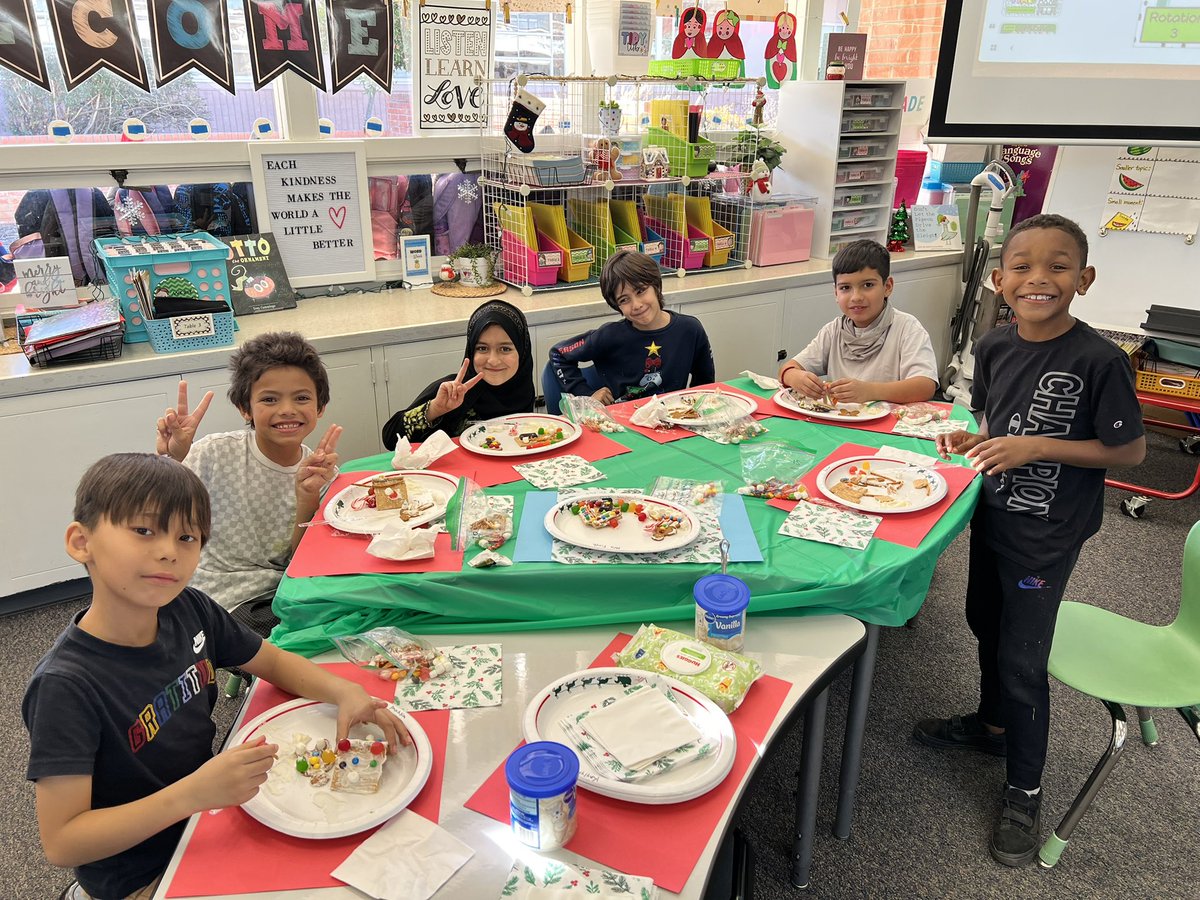 finch_janna's tweet image. Such a fun day decorating and designing our gingerbread houses. #weareafamily #relationshipsfirst #gingerbreadhouse #chaseinnovators @ChaseTigers @CajonValleyUSD