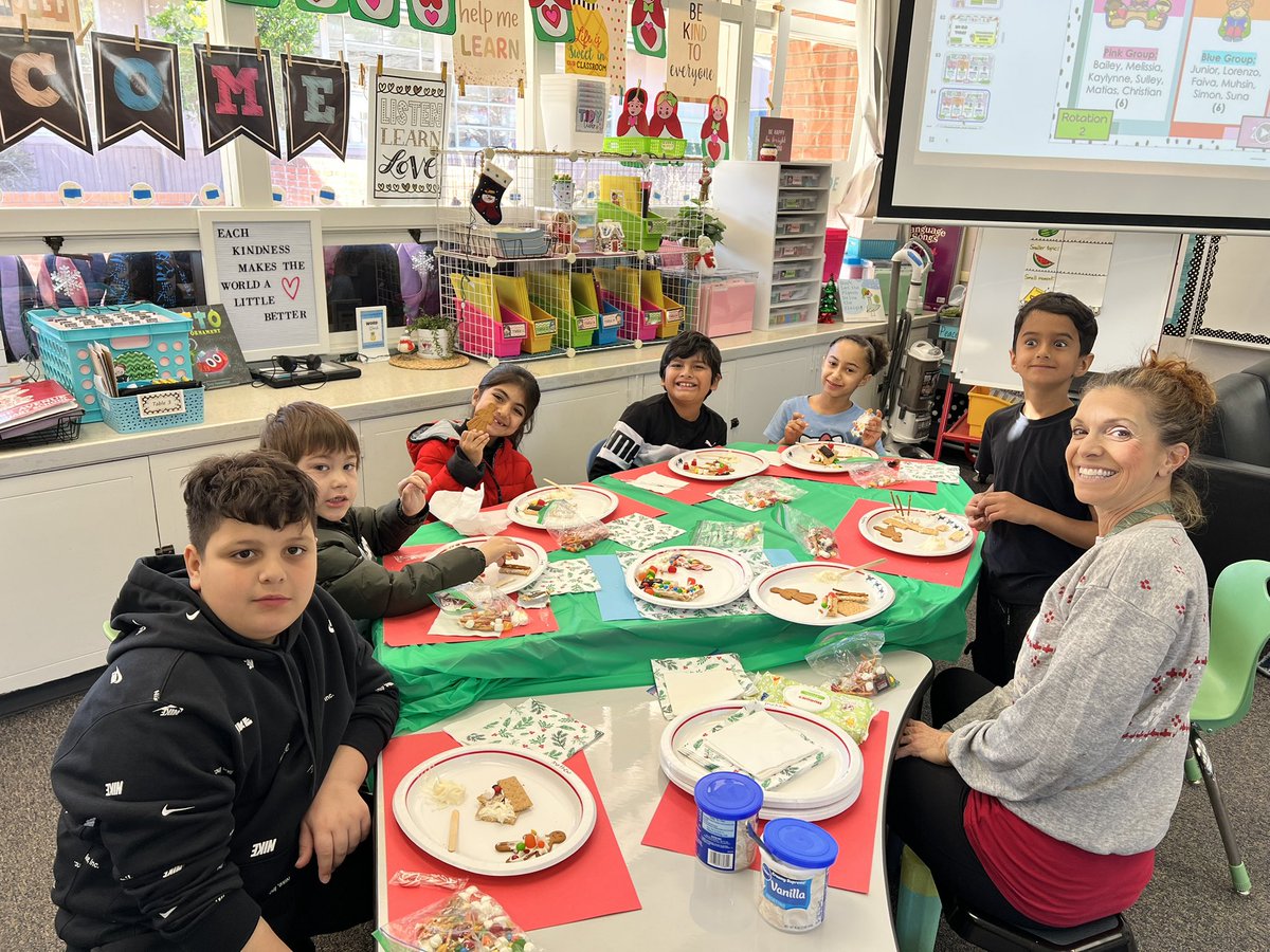 finch_janna's tweet image. Such a fun day decorating and designing our gingerbread houses. #weareafamily #relationshipsfirst #gingerbreadhouse #chaseinnovators @ChaseTigers @CajonValleyUSD