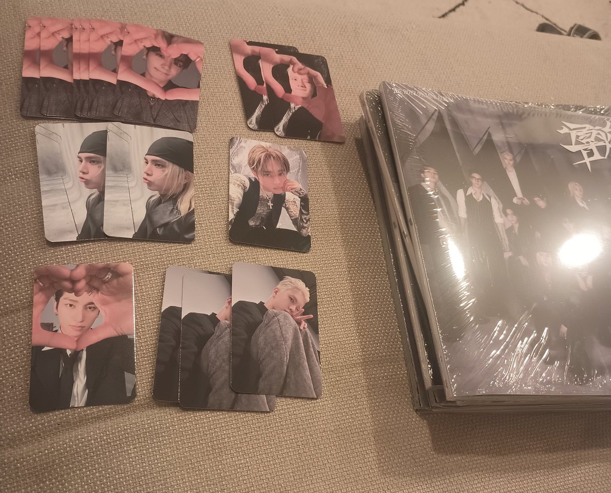 🎄DEOBI CHRISTMAS GIVEAWAY🎄

Everything you see in these photos in giving away😊! Please comment which photocard and/or album you want!

I will also cover shipping💕
Happy Holidays!

#THEBOYZ #더보이즈 #DEOBI #TBZ #GiveAway