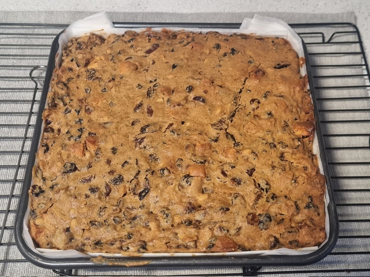 JMcK2018's tweet photo. Another great baking result from our caravan oven...it's gas without a fan so it's cooler at the bottom &amp; needs that consideration. 1/3 wholemeal flour. Cake is a guess at fruit...
#vanlife 
#vanlifestyle 
#baking
#bakingontheroad https://t.co/klGfcnYgcQ