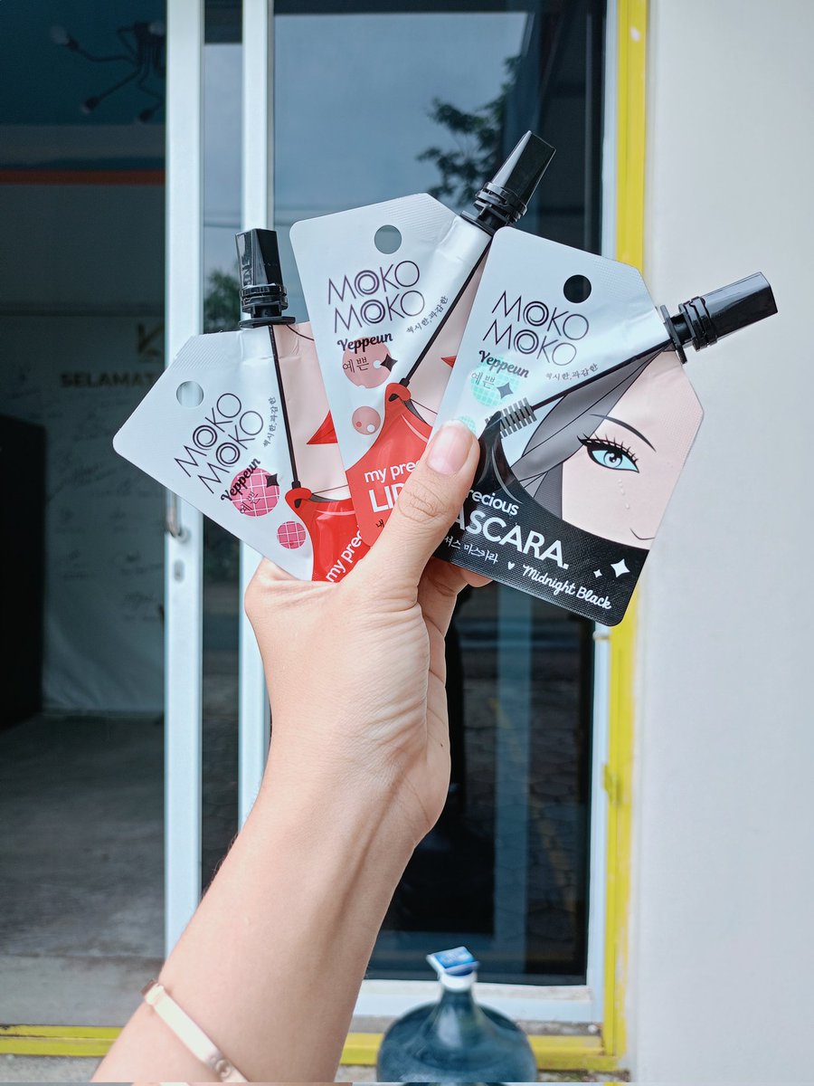 beri19126's tweet photo. Ngomongin soal Maskara dan lipcream MokoMoko itu pokoknya soulmate banget deh. Gimana gak, cuma pake dua itu aza dah cukup buat hangout seharian! High quality, harga ramah di kantong pula 🥰 #MokoMokoLipcream #Throwback https://t.co/ADt6T9SHOx